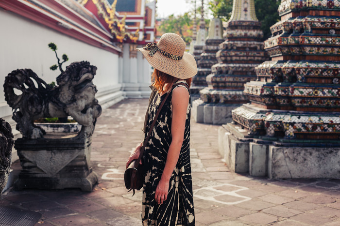 在佛寺旅游的女人摄影图