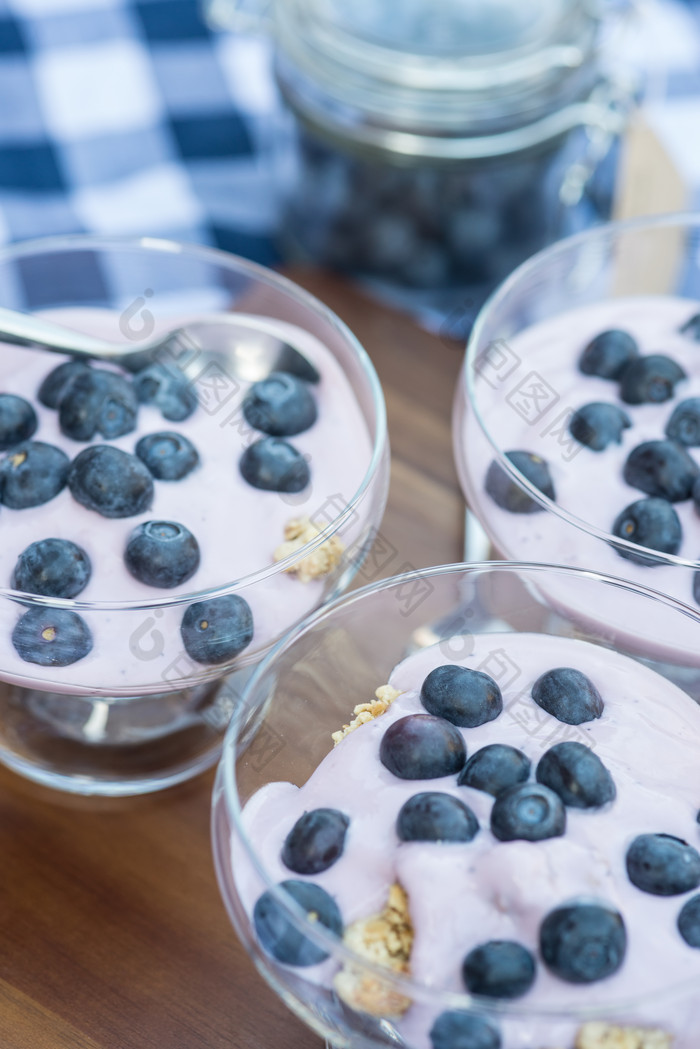简约风蓝莓牛奶摄影图