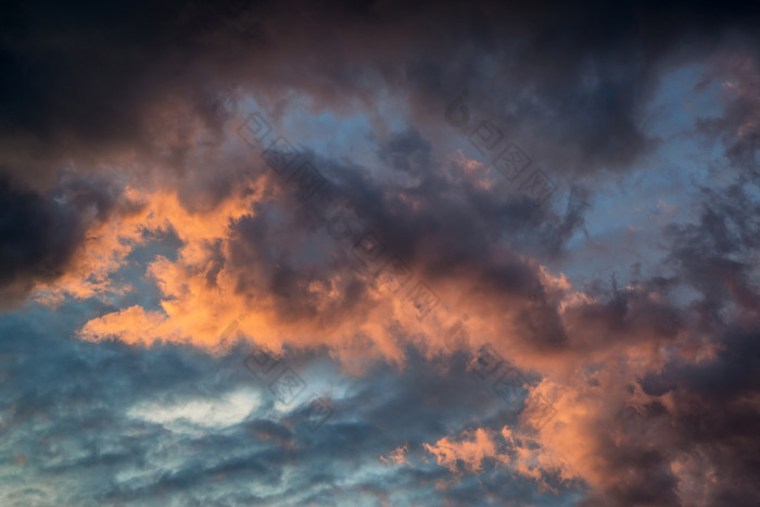 暗色调空中的云层摄影图