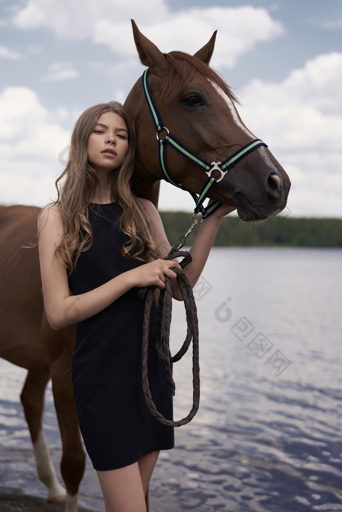深色野外的女孩和马摄影图