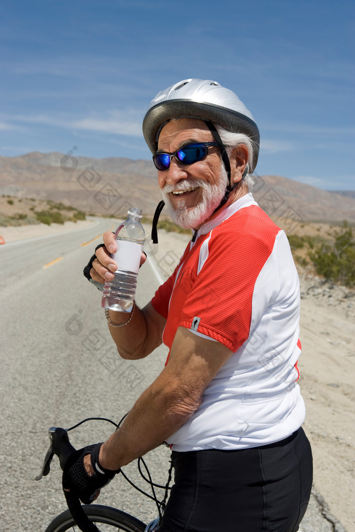 骑自行车喝水的老年人