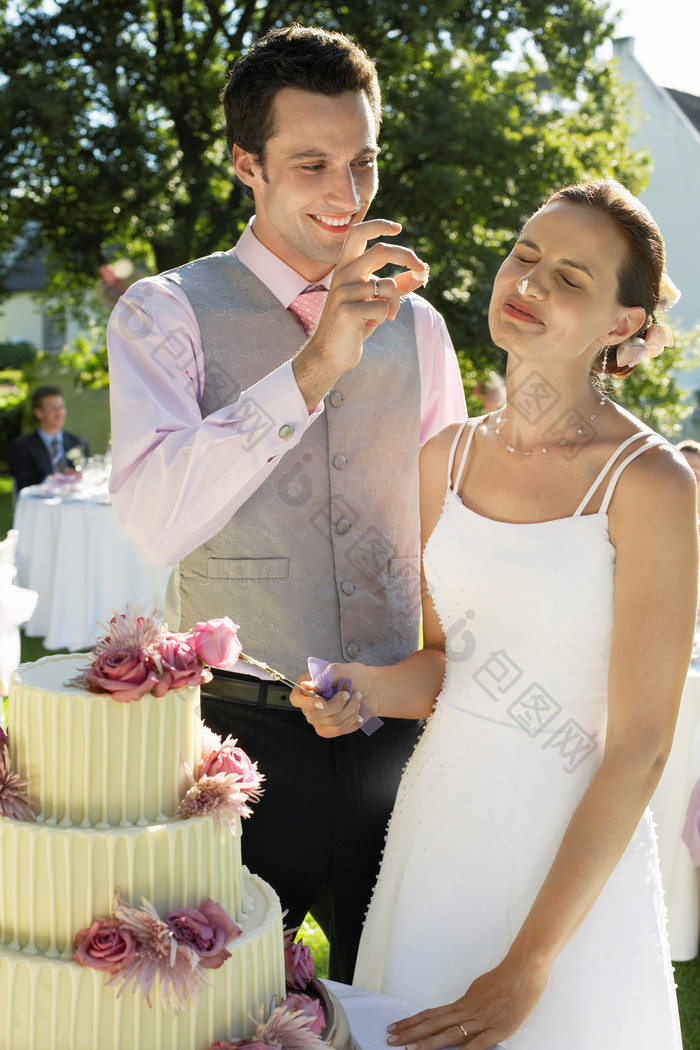 脸上抹蛋糕的新娘