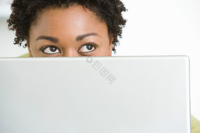 灰色调在用电脑的女性图片