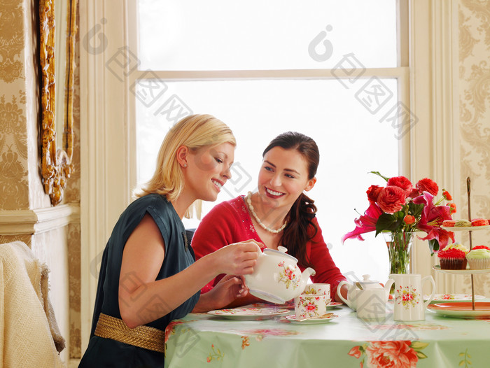暖色调喝茶的女人摄影图