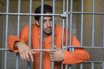 暗色调在牢房中的男人摄影图
