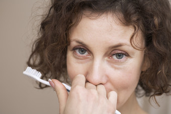 暗色调刷牙的女人摄影图