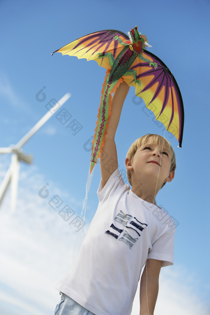 放风筝的男童摄影图