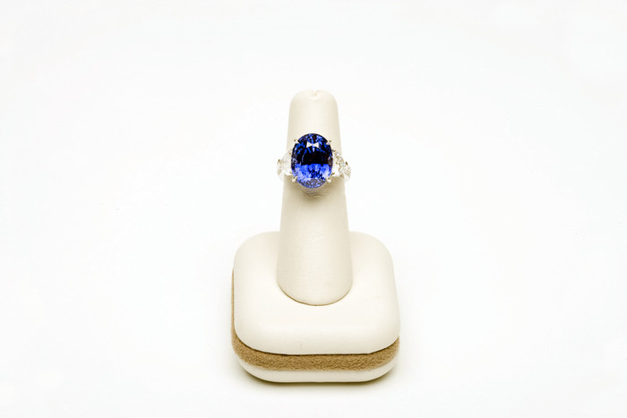 展示的蓝宝石戒指