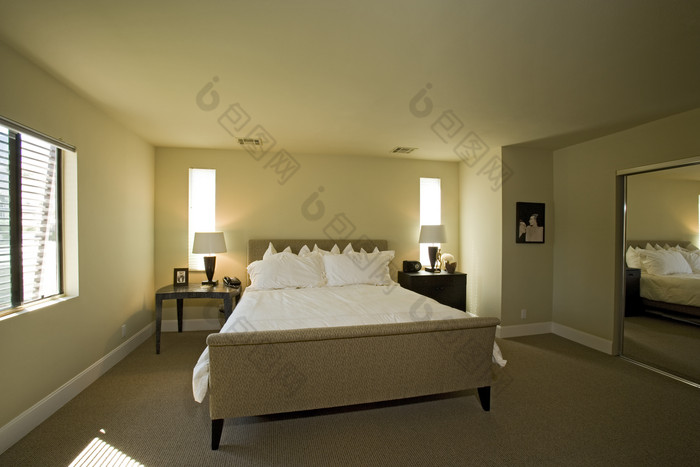 酒店双人床摄影图