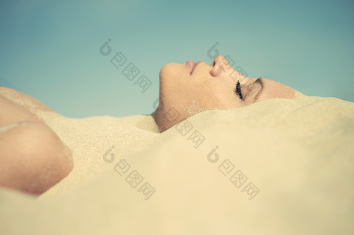 暗色调沙子中的女模摄影图