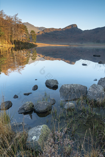 <strong>远山</strong>湖水树林风景画