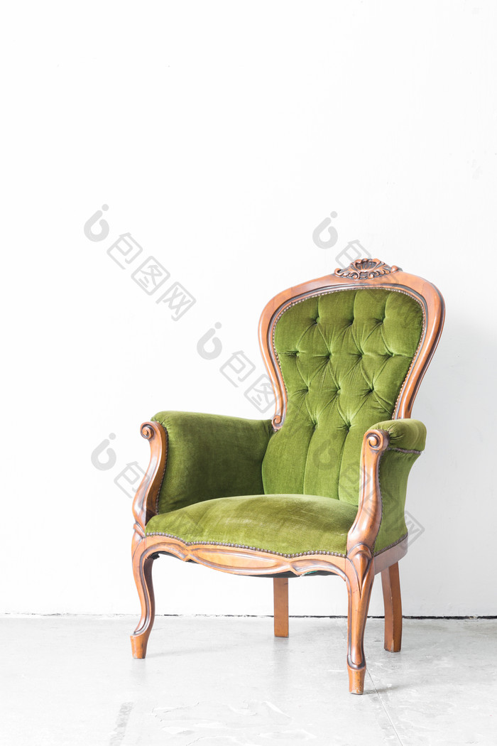一把绿色靠背椅子