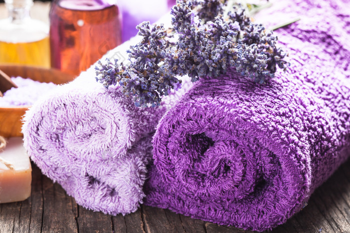 紫色的毛巾和薰衣草