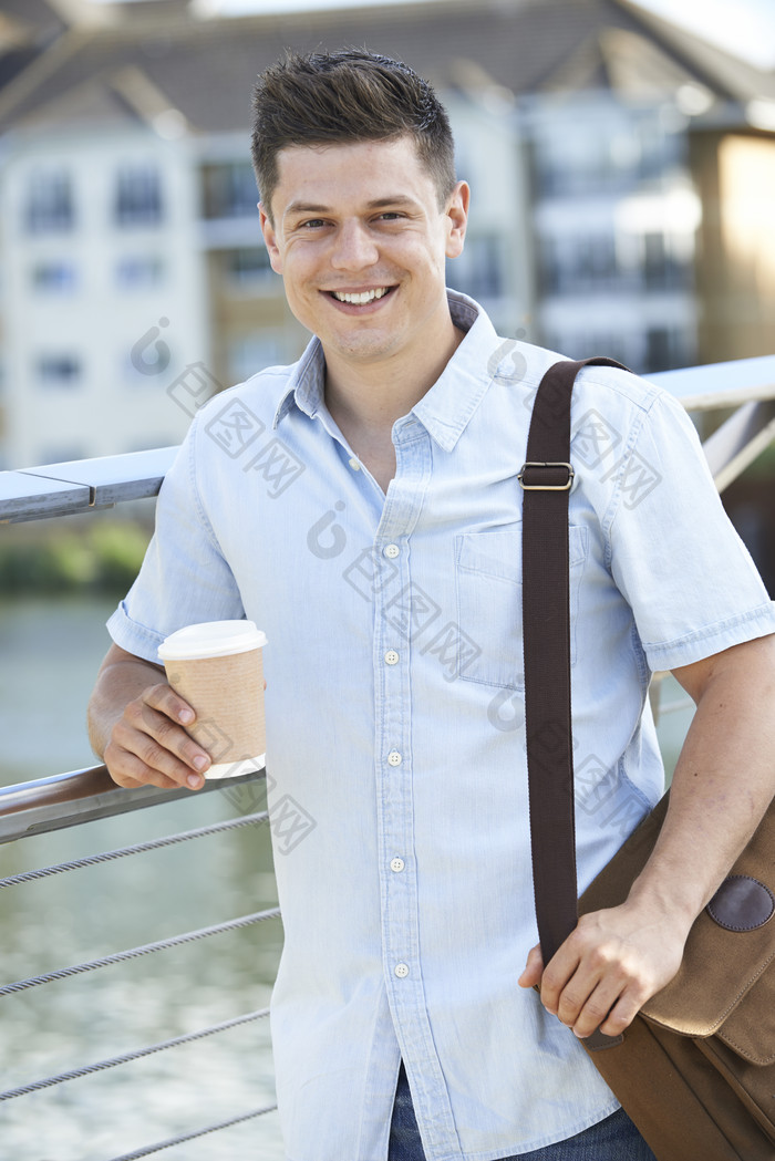 靠栏杆边背着包的男人