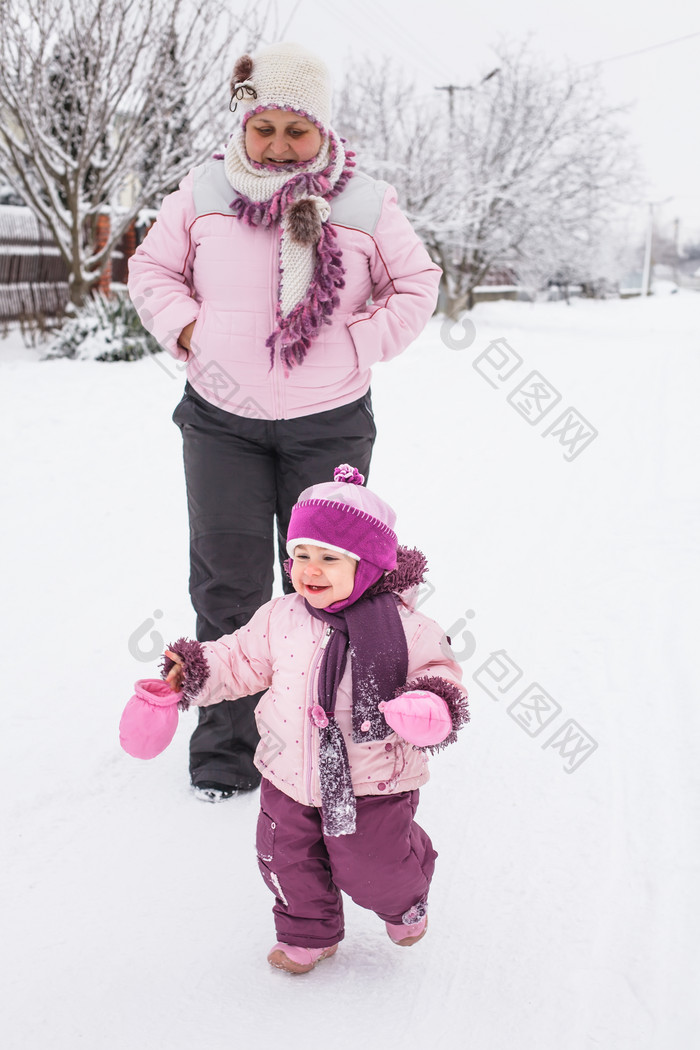 简约风雪地上的母子摄影图