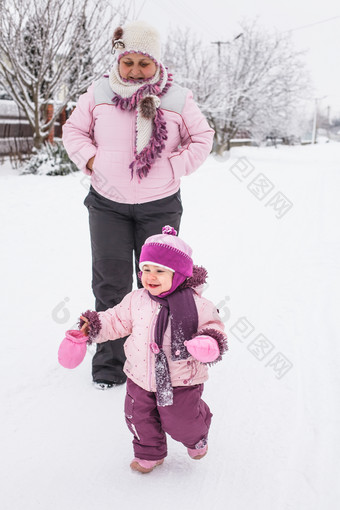 简约风雪地上的母子<strong>摄影图</strong>