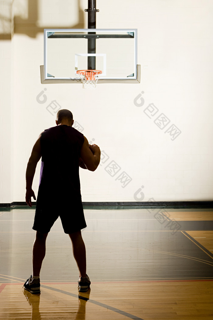 暗色调练习篮球摄影图