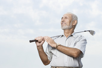 清新打高尔夫的老人摄影图