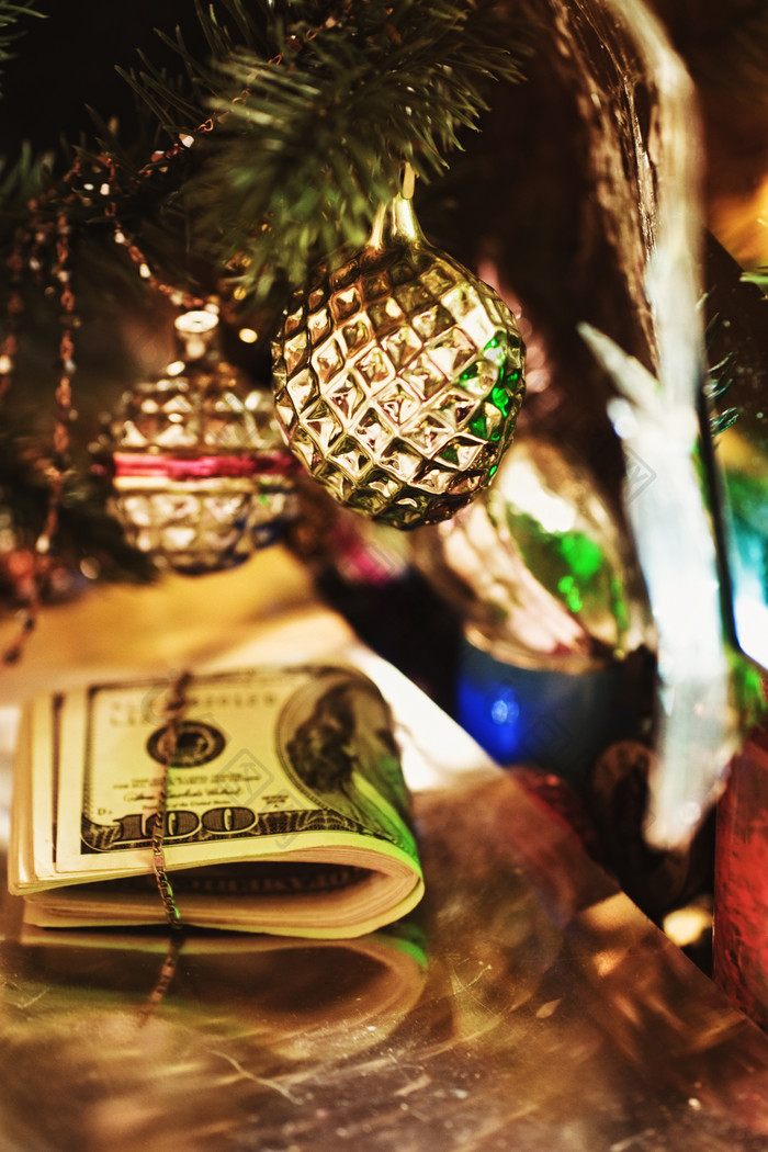 美元和圣诞节装饰物