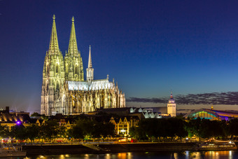 夜晚的科隆德国大教堂建筑