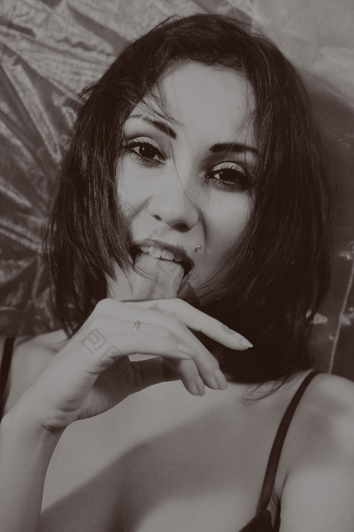 黑白风格吐舌头的女人摄影图