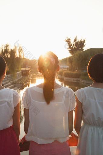 三个女人河边背影朋友闺蜜户外旅游摄影图片