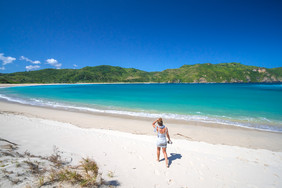 海边沙滩海浪夏天比基尼美女背影图