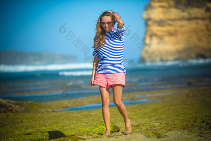 美女海边沙滩度假旅游风景背景摄影图