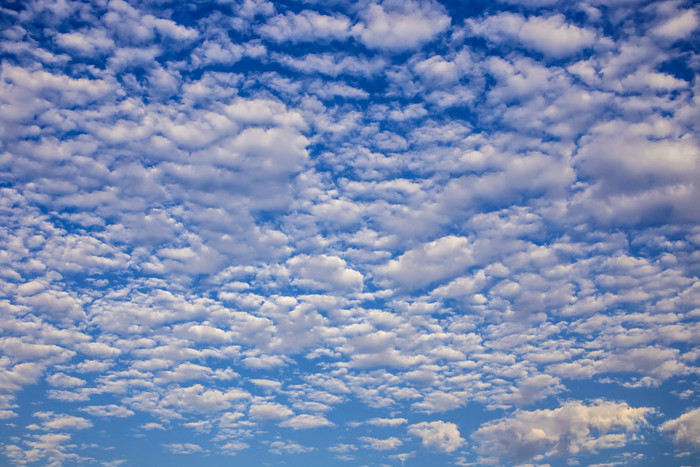 蓝色调天空中的云摄影图