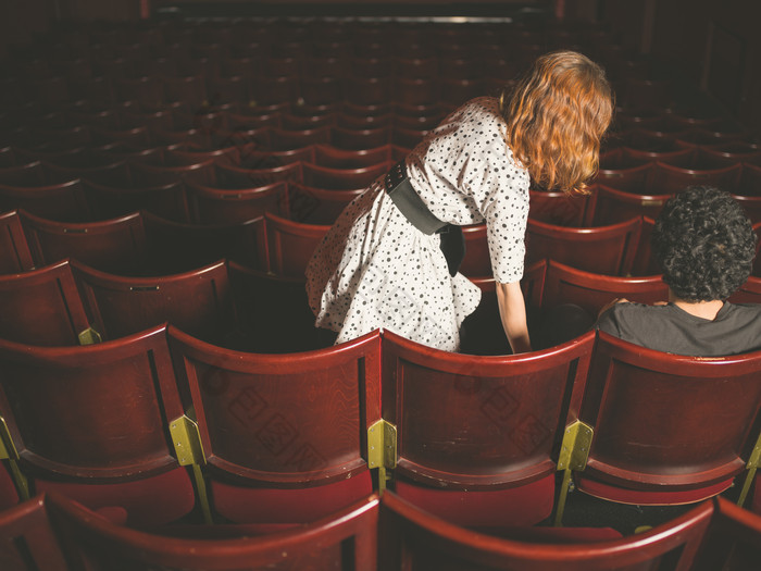 电影院座位起身离开