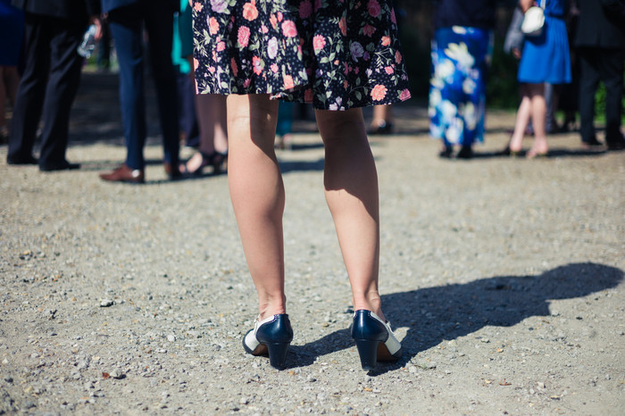 深色调逛街女人的腿摄影图