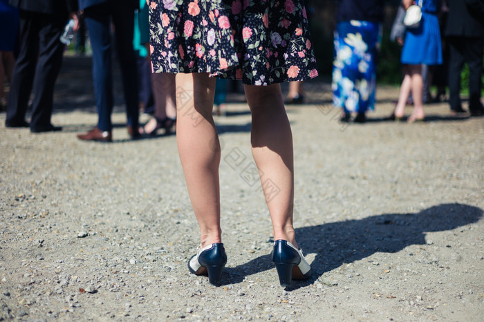 深色调逛街女人的腿摄影图