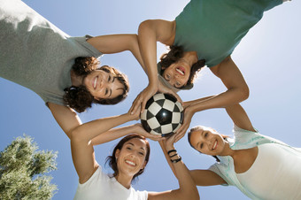 蓝色调玩足球的几个女人摄影图