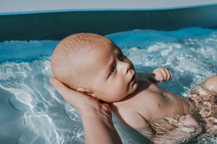 游泳训练的婴儿摄影图