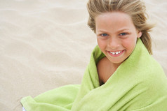 沙滩裹着毛巾的女孩