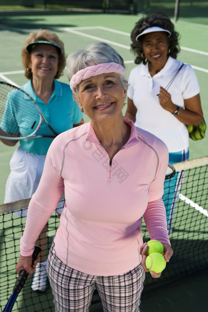 打网球的老年女人