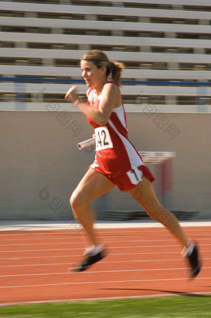 跑步的女子运动员