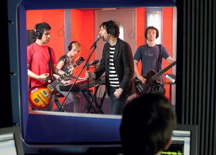 暗色调唱歌的人们素材免费下载,本次作品主题是摄影图,使用场景是其它