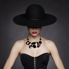 黑色风格戴帽子的女生摄影图