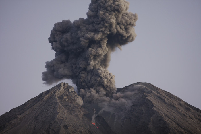 暗色调在喷发的火山摄影图