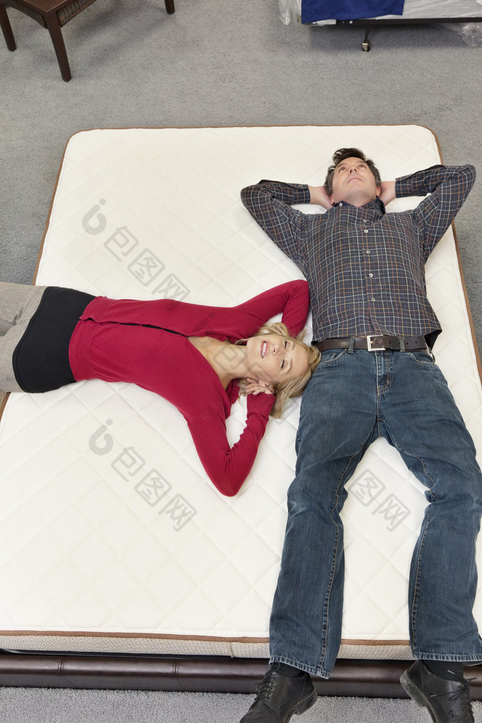 暗色调床垫上的夫妻摄影图