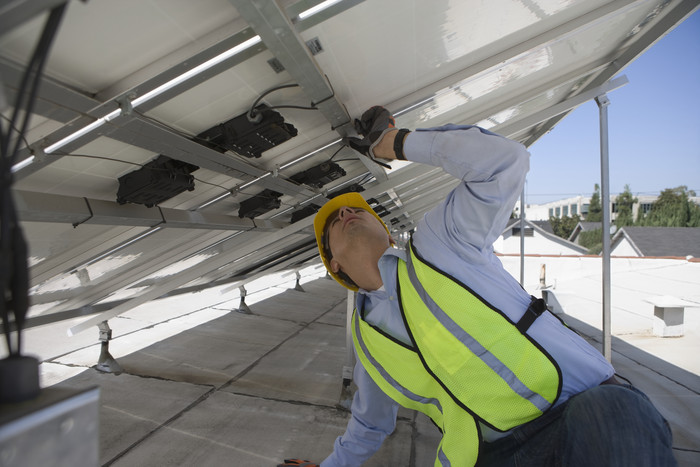 工人维护太阳能摄影图