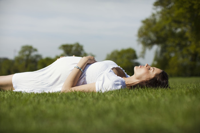 躺在草地上的孕妇