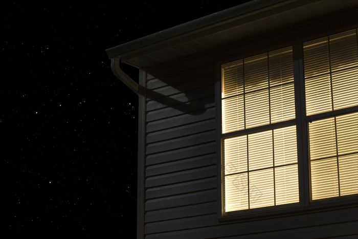 窗户亮着的灯光