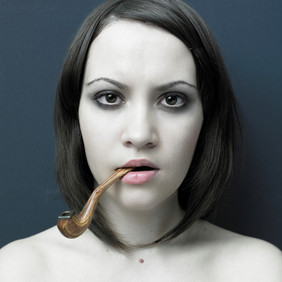 暗色调抽烟斗的美女暗色调拿烟斗的女人更多烟斗图片