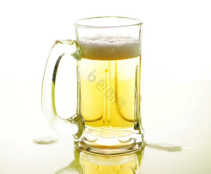 简约一杯扎啤摄影图图片