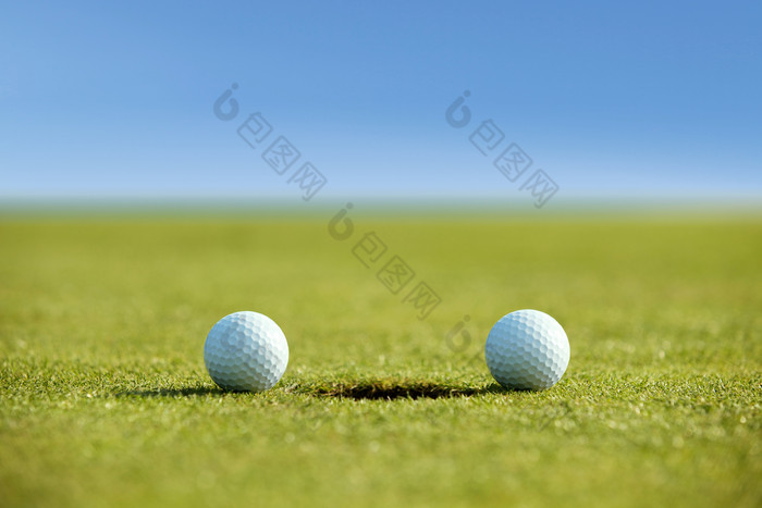 草地上的两个高尔夫球