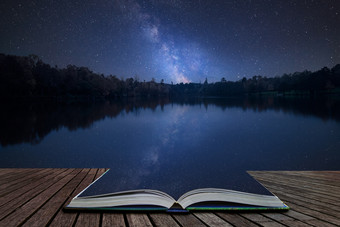 夜空下的湖边书本