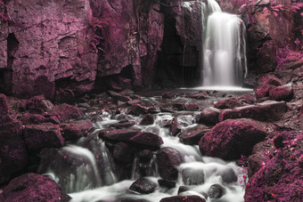 红色石头瀑布摄影图
