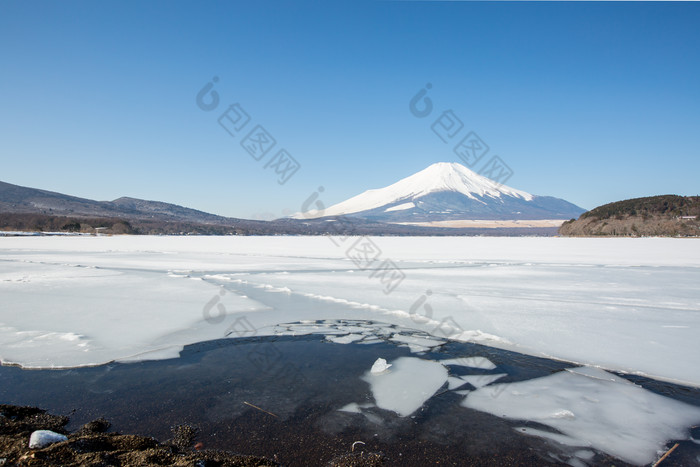 冬天雪地和雪山摄影图